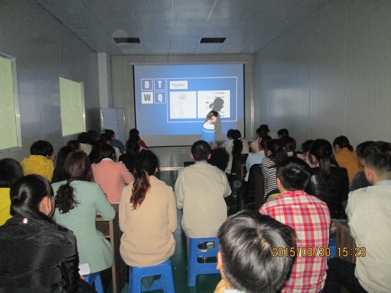 新員工正聽課學(xué)習(xí)中